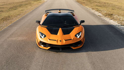 Zbliżenie na model Lamborghini Aventador SVJ, ukazujące jego elegancką, aerodynamiczną... 8K