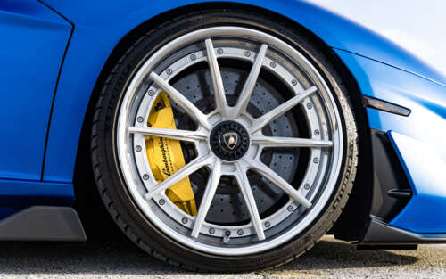 Wysokowydajny supersamochód Lamborghini Aventador SVJ, charakteryzujący się eleganckimi... 7680x4800