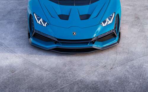 Wysokowydajny supersamochód Lamborghini Huracan Evo, prezentujący swoją aerodynamiczną... 7680x4800