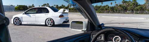 Szczegółowe zdjęcie sportowego samochodu Mitsubishi Lancer Evolution IX. Dual UHD