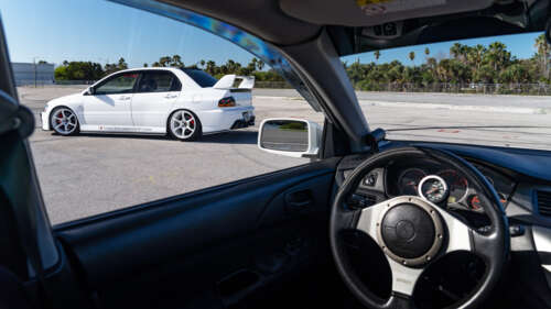 Szczegółowe zdjęcie sportowego samochodu Mitsubishi Lancer Evolution IX. 8K