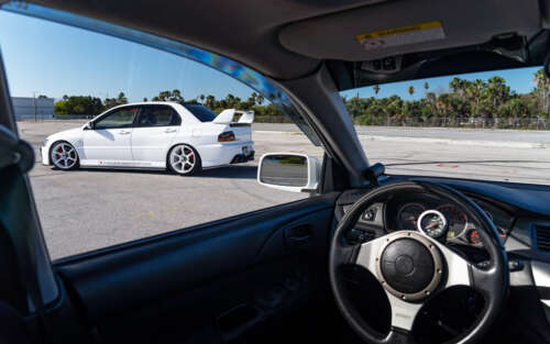 Szczegółowe zdjęcie sportowego samochodu Mitsubishi Lancer Evolution IX. 7680x4800