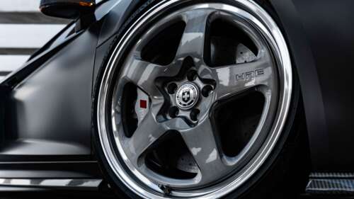 Profesjonalne zdjęcie wykonane z bliska, przedstawiające elegancką, luksusową limuzynę... 8K