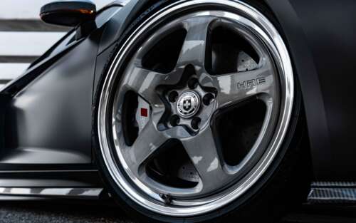 Profesjonalne zdjęcie wykonane z bliska, przedstawiające elegancką, luksusową limuzynę... 7680x4800