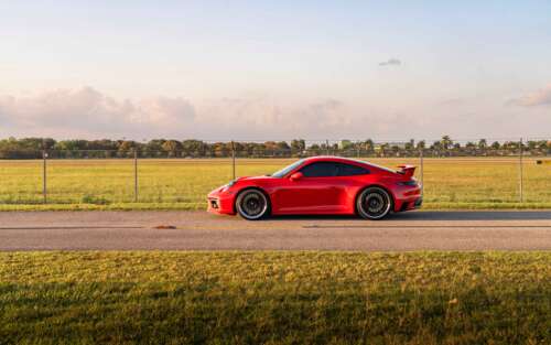 Szczegółowe ujęcie eleganckiego i potężnego sportowego samochodu Porsche 992 GTS,... 7680x4800