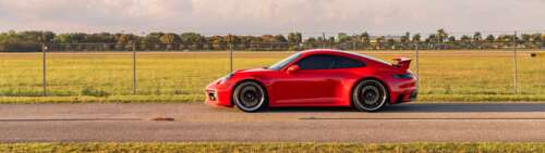 Szczegółowe ujęcie eleganckiego i potężnego sportowego samochodu Porsche 992 GTS,... Dual UHD