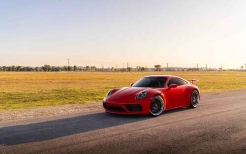 Eleganckie sportowe auto Porsche 992 GTS, charakteryzujące się lśniącym nadwoziem... 7680x4800