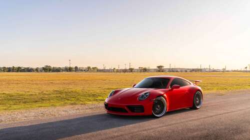 Eleganckie sportowe auto Porsche 992 GTS, charakteryzujące się lśniącym nadwoziem... 8K