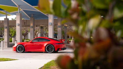 Elegancki i nowoczesny sportowy samochód Porsche 992 GTS, charakteryzujący się aerodynamiczną... 8K