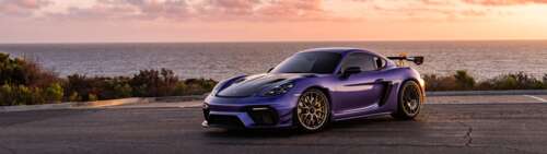 Sportowy samochód Porsche GT3 RS o wysokich parametrach, przedstawiony w niezwykle... Dual UHD