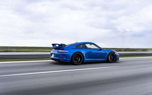 Wysokowydajny sportowy samochód Porsche GT3 RS, wyposażony w aerodynamiczne elementy... 7680x4800