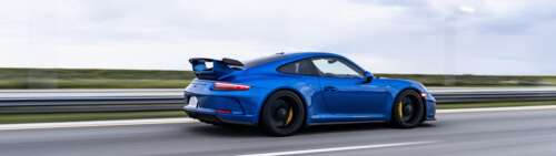 Wysokowydajny sportowy samochód Porsche GT3 RS, wyposażony w aerodynamiczne elementy... Dual UHD