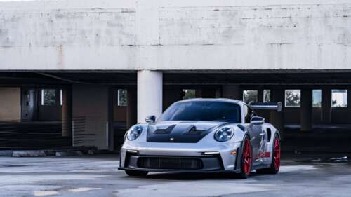 Elegancki i potężny Porsche GT3 RS, prezentujący swoje aerodynamiczne kształty i... 8K