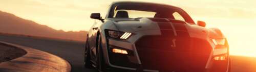 Na poboczu zaparkowany był elegancki, srebrny Ford Mustang Shelby GT500 – potężny... Dual UHD