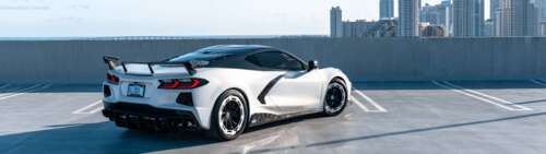 Szczegółowe ujęcie sportowego samochodu Chevrolet Corvette C8, prezentujące jego... Dual UHD