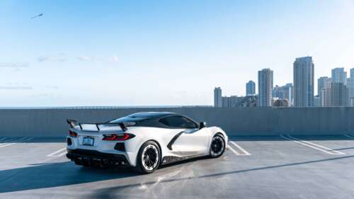 Szczegółowe ujęcie sportowego samochodu Chevrolet Corvette C8, prezentujące jego... 8K