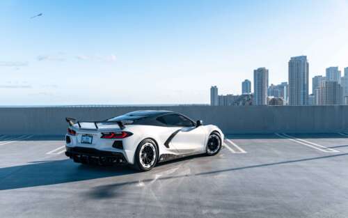 Szczegółowe ujęcie sportowego samochodu Chevrolet Corvette C8, prezentujące jego... 7680x4800