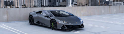 Zbliżenie przedstawiające nowoczesny samochód sportowy Lamborghini Huracán, umieszczony... Dual UHD