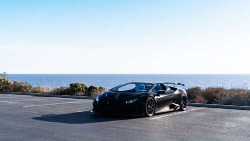 Imponujący, wysokowydajny supersamochód Lamborghini Huracán, uchwycony w dynamicznej...