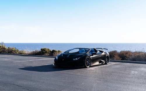 Imponujący, wysokowydajny supersamochód Lamborghini Huracán, uchwycony w dynamicznej... 7680x4800