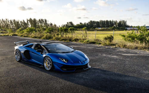 Wysokowydajny supersamochód Lamborghini, charakteryzujący się charakterystycznymi,... 7680x4800