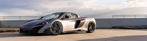 Wysokowydajny samochód sportowy marki McLaren, charakteryzujący się aerodynamiczną... Dual UHD