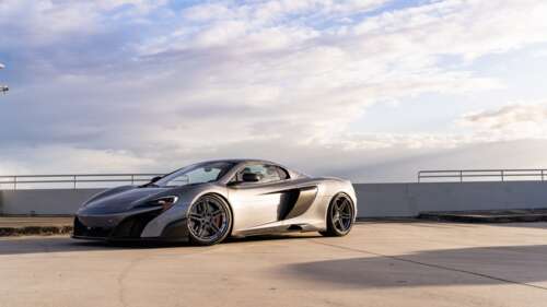 Wysokowydajny samochód sportowy marki McLaren, charakteryzujący się aerodynamiczną... 8K