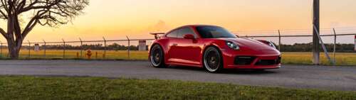 Zbliżenie na sportowy samochód Porsche 992 GTS, ukazujące jego charakterystyczną... Dual UHD