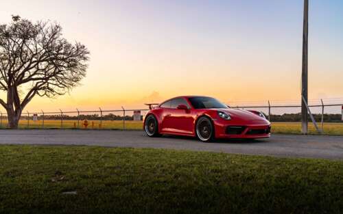 Zbliżenie na sportowy samochód Porsche 992 GTS, ukazujące jego charakterystyczną... 7680x4800