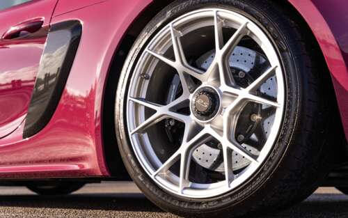 Elegancki, wysokowydajny samochód sportowy marki Porsche, uchwycony w oszałamiającym... 7680x4800