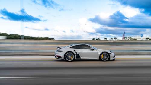 Zbliżenie ukazujące luksusowy sportowy samochód marki Porsche, charakteryzujący się... 8K