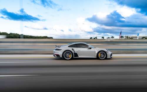 Zbliżenie ukazujące luksusowy sportowy samochód marki Porsche, charakteryzujący się... 7680x4800