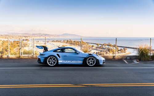 Elegancki i dopracowany sportowy samochód Porsche, charakteryzujący się nowoczesną,... 7680x4800