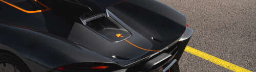 Elegancki i aerodynamiczny supersamochód Koenigsegg Jesko Absolut w dynamicznej scenerii. Dual UHD