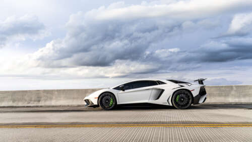 Elegancki i potężny supersamochód Lamborghini, charakteryzujący się ostrymi liniami... 8K