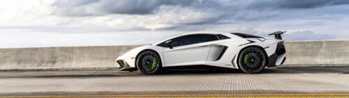 Elegancki i potężny supersamochód Lamborghini, charakteryzujący się ostrymi liniami... Dual UHD