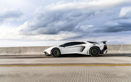 Elegancki i potężny supersamochód Lamborghini, charakteryzujący się ostrymi liniami... 7680x4800