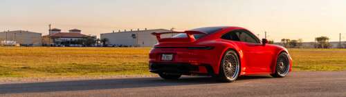 Zdjęcie w wysokiej rozdzielczości, przedstawiające z bliska elegancki sportowy samochód... Dual UHD