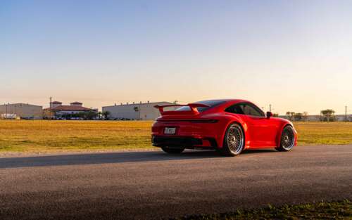 Zdjęcie w wysokiej rozdzielczości, przedstawiające z bliska elegancki sportowy samochód... 7680x4800