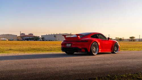 Zdjęcie w wysokiej rozdzielczości, przedstawiające z bliska elegancki sportowy samochód... 8K