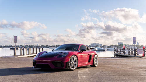 Zbliżenie ukazujące sportowy samochód Porsche o wysokich parametrach, eksponujące... 8K