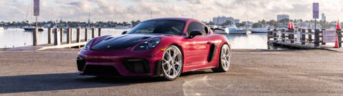 Zbliżenie ukazujące sportowy samochód Porsche o wysokich parametrach, eksponujące... Dual UHD