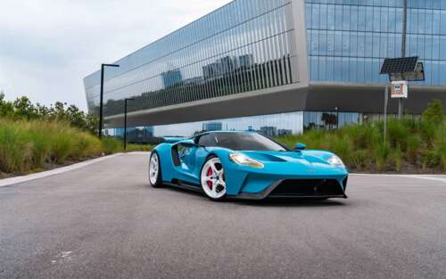 Wysokowydajny samochód sportowy Ford GT, charakteryzujący się charakterystyczną,... 7680x4800