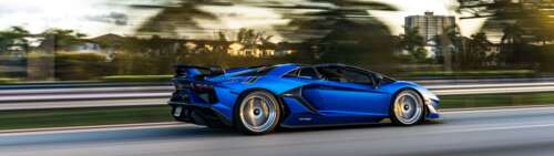 Zbliżenie na model Lamborghini Aventador SVJ, prezentujące jego agresywną, aerodynamiczną... Dual UHD