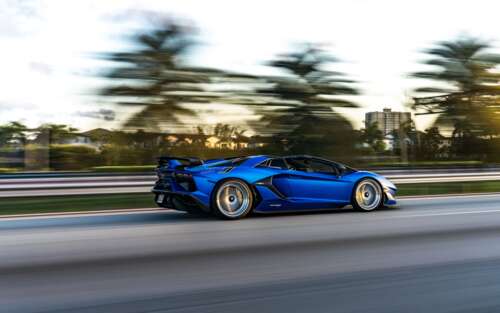 Zbliżenie na model Lamborghini Aventador SVJ, prezentujące jego agresywną, aerodynamiczną... 7680x4800