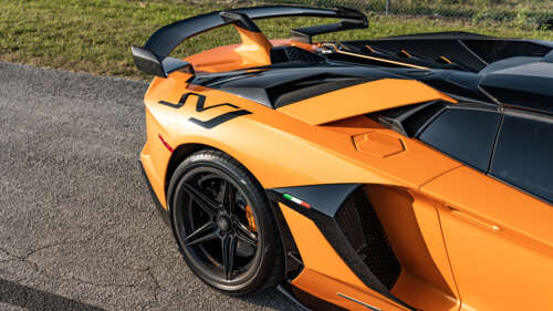 Wysokowydajny supersamochód Lamborghini Aventador SVJ, charakteryzujący się agresywną... 8K