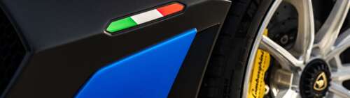 Wysokowydajny supersamochód Lamborghini Aventador SVJ, prezentujący swoją aerodynamiczną... Dual UHD