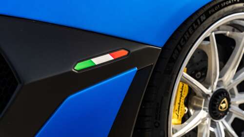 Wysokowydajny supersamochód Lamborghini Aventador SVJ, prezentujący swoją aerodynamiczną... 8K