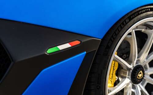 Wysokowydajny supersamochód Lamborghini Aventador SVJ, prezentujący swoją aerodynamiczną... 7680x4800