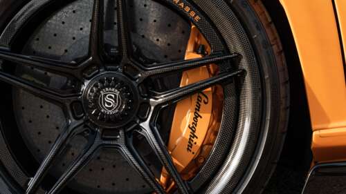 Wysokowydajny supersamochód Lamborghini Aventador SVJ w dynamicznej scenerii. 8K